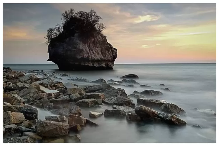Destinasi wisata Pantai Batu Burung, Singkawang, Kalimantan Barat  (Instagram /@Putu_Utomo)