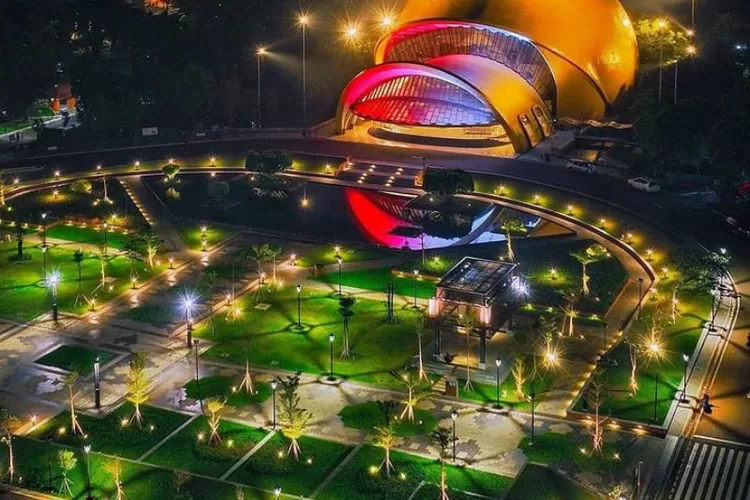 Kawasan Taman Mini Indonesia Indah (TMII), Jakarta pada malam hari