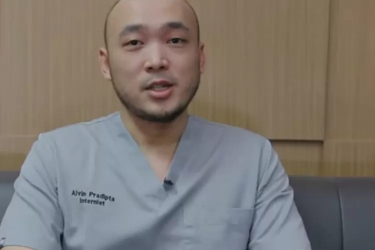 dr. Alvin Pradipta, Sp.PD menerangkan bahayanya mengobati penyakit asam urat secara mandiri.  (Tangkap layar YouTube @Gue Sehat)