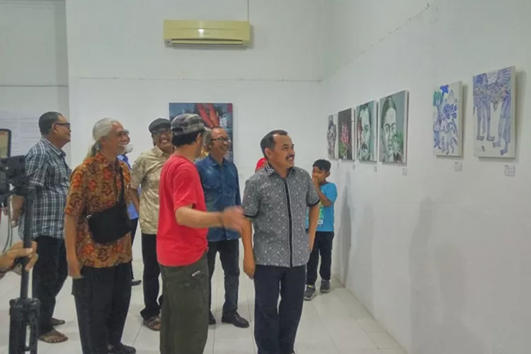 Suasana selepas pembukaan pameran SeKawan 86 oleh empat alumni ISI di Kopi Macan.  (Teguh Priyono)