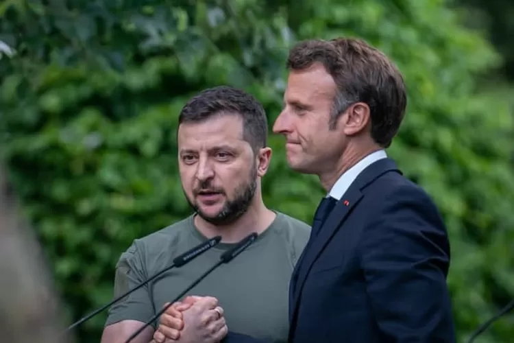 Emmanuel Macron dan Zelensky bertemu pada suatu kesempatan. (Instagram @emmanuelmacron)