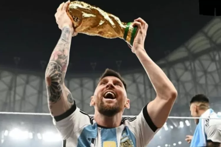 Lionel Messi memegang piala kemenangannya pada Piala Dunia 2022. (Instagram @leomessi)