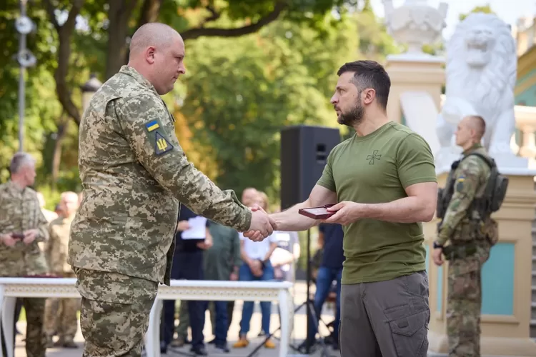 Potret Zelenskiy bersama dengan salah satu petinggi militer Ukraina. (www.president.gov.ua)