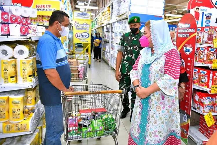Plt Wali Kota Semarang Hevearita Gunaryanti Rahayu saat mengecek stok bahan pokok di kotanya. (Humas Pemkot Semarang)