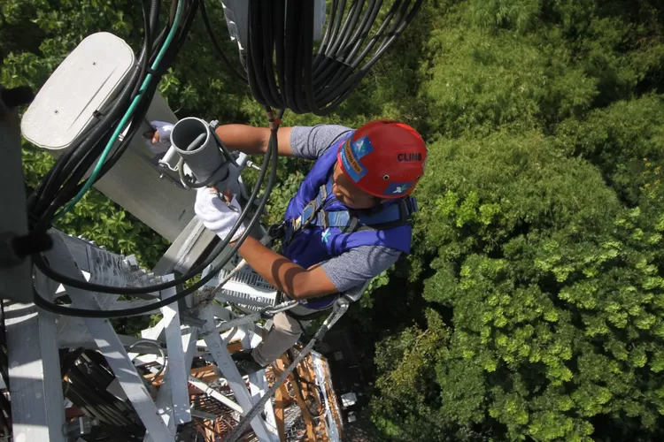 Teknisi melakukan pengecekan jaringan pada perangkat Base Transceiver Station (BTS) milik XL Axiata yang berlokasi di Kecamatan Mantingan, Kabupaten Ngawi, Jawa Timur, Selasa (20/12/2022).  (Foto: Dok. XL Axiata)