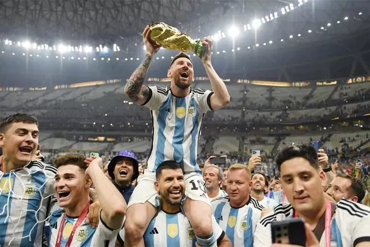Messi Angkat Piala Dunia 2022 Qatar Bersama Timnas Argentina.