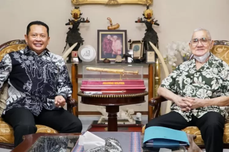 Bambang Soesatyo (kiri) bersama Try Sutrisno (kanan) yang kini sesng sakit (mpr.go.id )