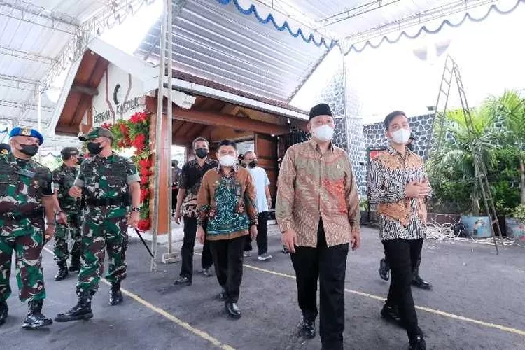 Wali Kota Solo Gibran Rakabuming Raka bersama aparat Polri dan TNI usai mengecek kesiapan Natal di salah satu gereja (Endang Kusumastuti)