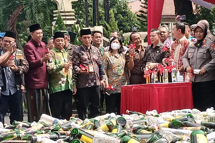 Pemusnahan Ribuan Miras, jelang Natal dan Tahun Baru 2023 dilingkungan Mapolres Subang (Ahya Nurdin)