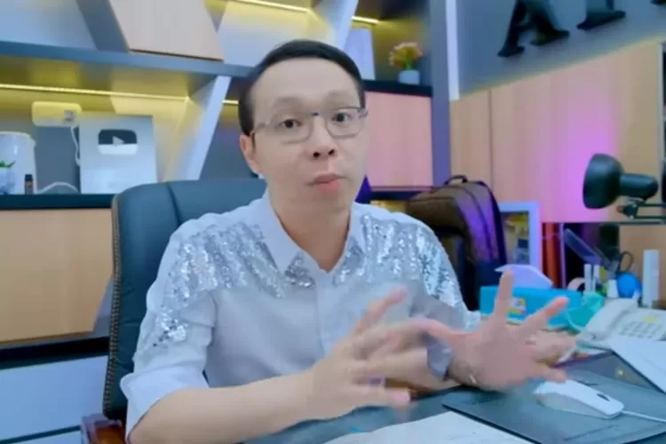 dr. Richard Lee, MARS sedang menjelaskan makanan dam minuman yang berpotensi menyebabkan timbulnya jerawat. 