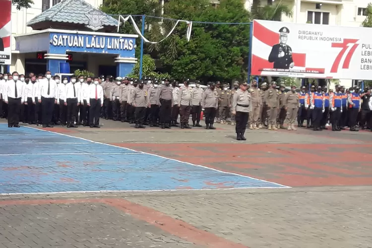 Polres Metro Bekasi melaksanakan apel gelar pasukan Operasi Lilin, ini jumlah personil dan mobilitas pergerakan nataru 2022. (FOTO: Dharma/Suarkarya.id).