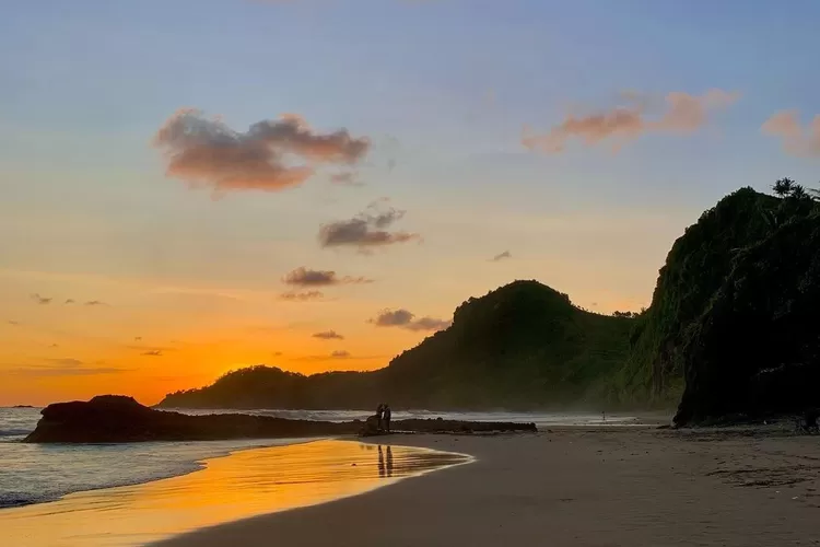 Pantai Pecaron, destinasi wisata alam di Kebumen (Instagram @iamhirman_ @kebumenkeren)