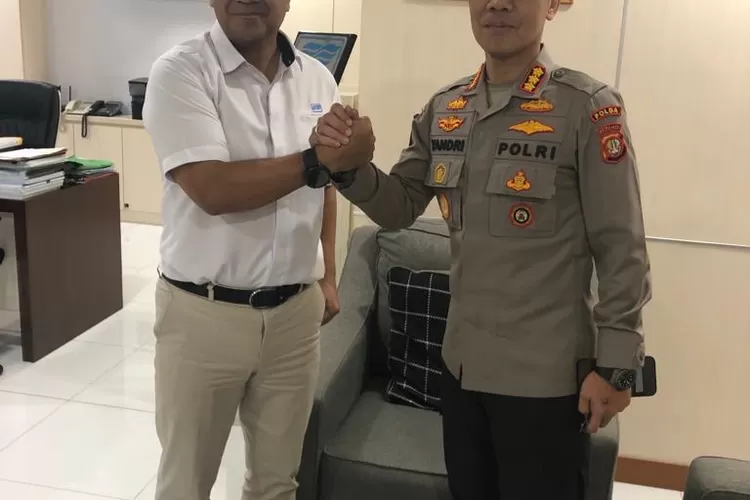 Dirut PAM Jaya Arief Nasrudin menerima silaturahmi Durektur Pamobvit Polda Metro Jaya Kombes Pol Yandri Isran di kantor OAM Jaya Penjompongan, Jakarta Pusat, Rabu (21/12/2022).