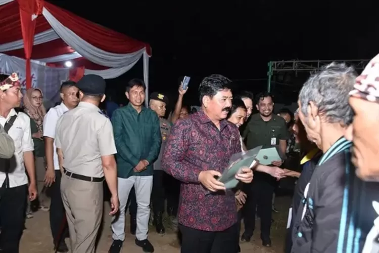 Bupati MFA Dampingi Menteri BPN ATR Serahkan Sertifikat Komunal pada SAD 113 (Dok. Annuza)