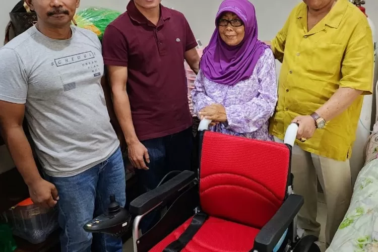 Anggota DPR RI Dapil Lombok H Rachmat Hidayat menyerahkan kursi roda elektrik untuk Guru Besar Fakultas Peternakan Unram, Prof  H Chairussyuhur Arman. (Suara Karya/Istimewa)