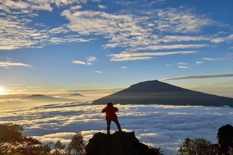 Gunung Sindoro, salah satu destinasi wisata di Jawa Tengah untuk para pendaki (Instagram @bayuantariksa_)