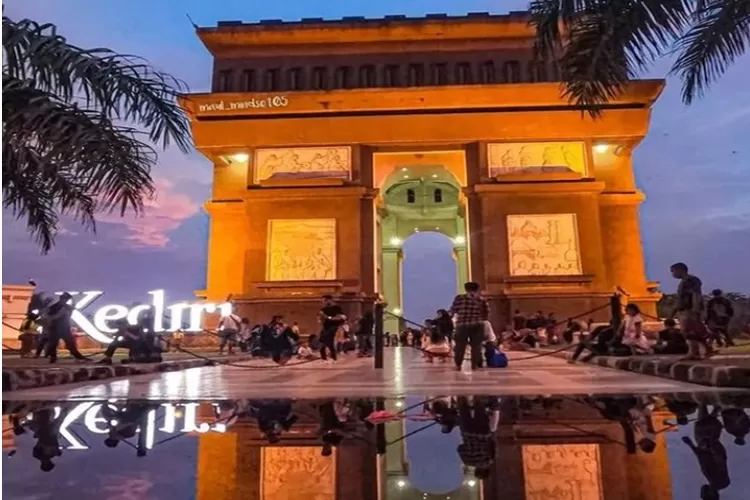 Monumen Simpang Lima Gumul Kediri, destinasi wisata hits di Kediri (Instagram @lingkarkediriraya)