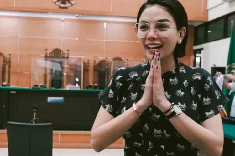 Nikita Mirzani berada di ruang sidang. (Instagram@nikitamirzanimawardi_172)