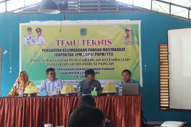 Sekda Luwu Utara, Armiadi, saat membuka Temu Teknis Penguatan Kelembagaan Pangan Masyarakat  (Dok. Mahasiswi UNM)