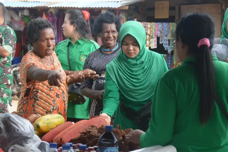 Jelang Nataru Istri Prajurit TNI borong lapak jualan di pasar Papua  (Tni.mil.id)