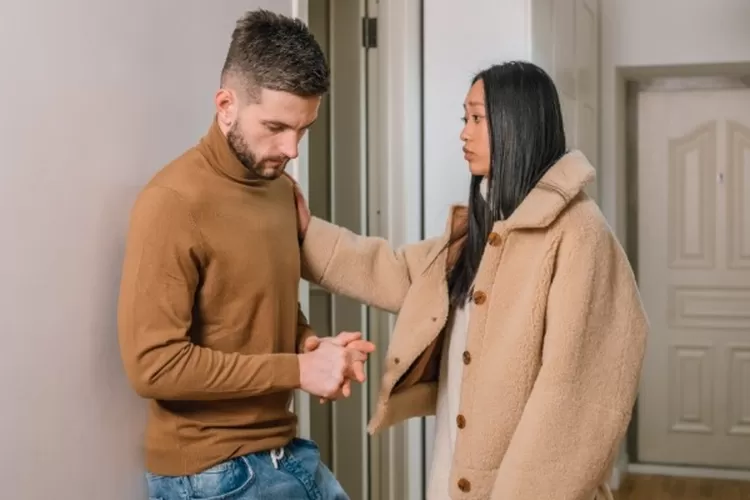 Ilustrasi simak 5 ciri pria pura-pura sayang (Pexels/Alena Darmel)