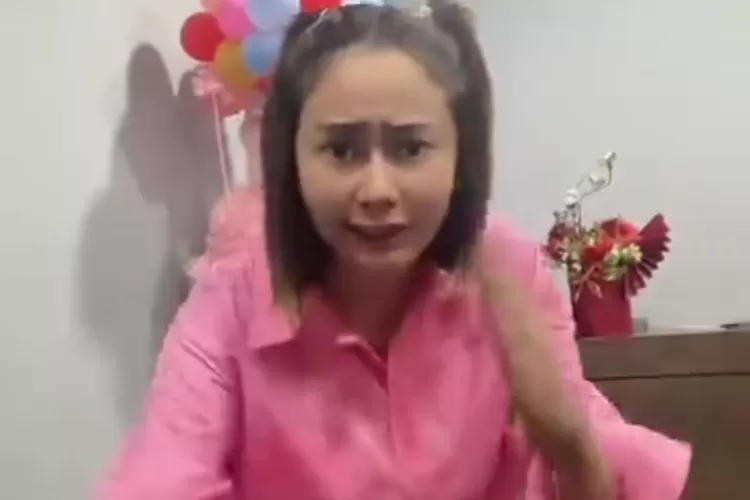 Denise Chariesta mengkritik video kemesraan Ayu Dewi dan sang suami. (Tangkapan layar Instagram @denisechariesta91)