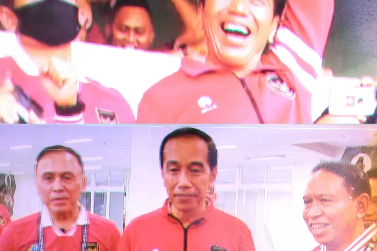 Saksikan langsung Piala AFF, Jokowi spresiasi penerapan protokol standar pengamanan baru Stadion Utama GBK. (Kolase tangkapan layar)