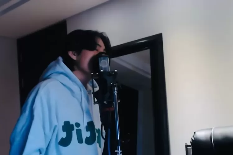 V BTS mengcover lagu Natal klasik yang berjudul It's Beginning To Look a Lot Like Christmas' (youtube.com - INDEPENDEN)