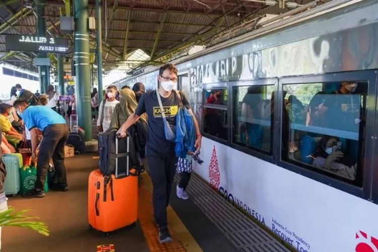 3.943 petugas pengamanan dan 5,6 juta tiket telah disiapkan KAI untuk hadapi libur Nataru (dok.PT KAI)