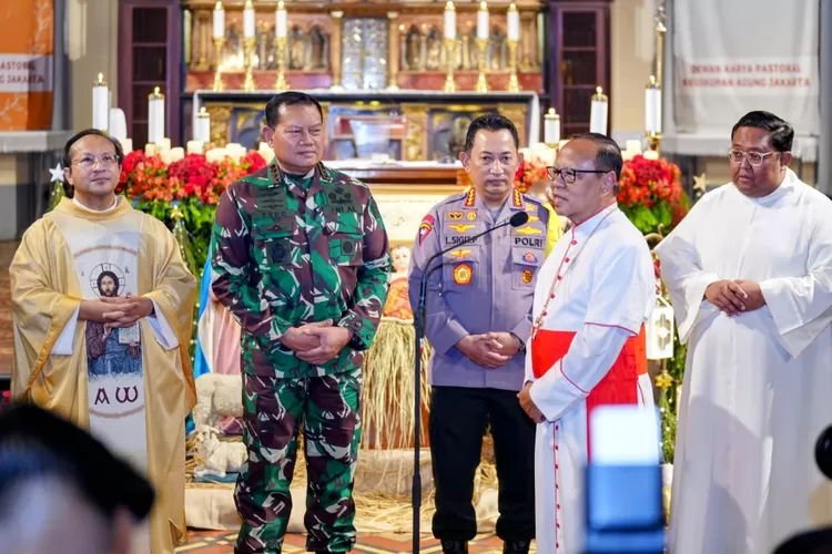Kardinal Ignatius Suharyo menyambut Panglima TNI Yudo Margono dan Kapolri Jenderal Listyo Sigit Prabowo di Gereja Katedral pada malam Natal.  (istimewa )