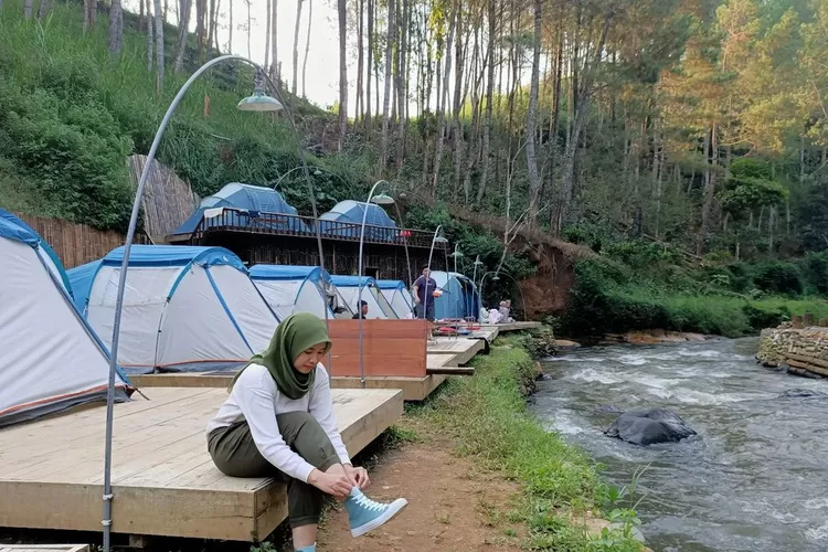Camping dipinggir Talaga Pineus, destinasi wisata di Bandung (Instagram @anggieanggraini22)