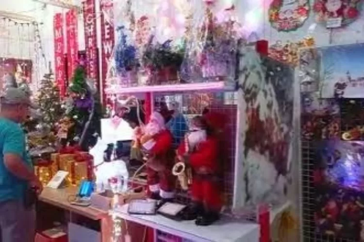  Pedagang Mengais  Rezeki Jual Pernak Pernik  Natal Di Ambon (Istimewa)