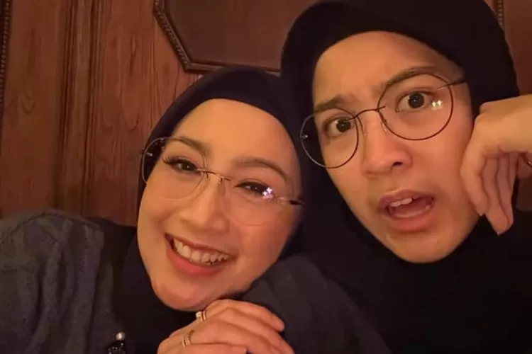 Momen Desy Ratnasari dan sang putri, berfoto bersama.