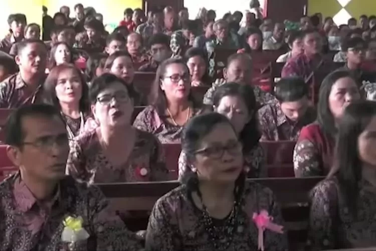 Samuel Hutabarat dan istri, mendoakan arwah anaknya Brigadir Josua dan para hakim 