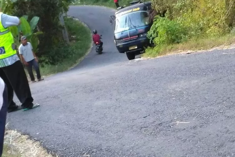 Jalur Cinomati yang berbahaya dilewati saat kemacetan. (Akun Instagram @kabarjogja.)