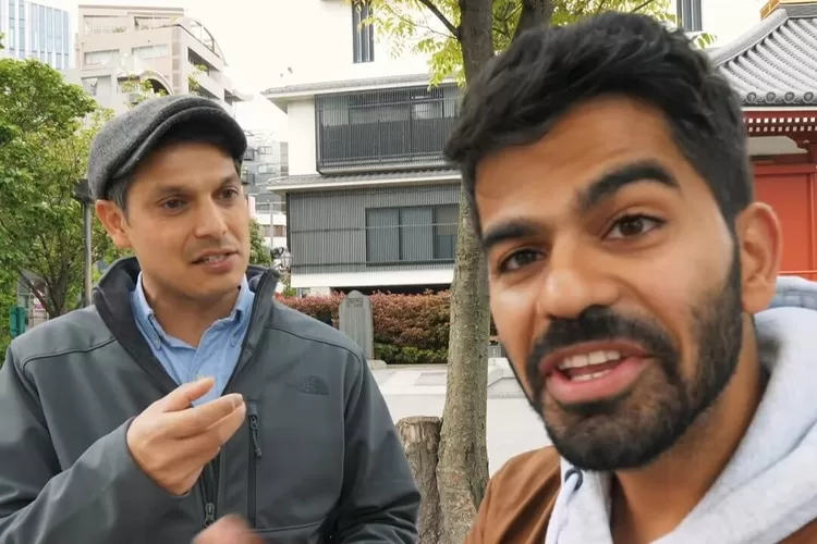 Joe Hattab dan temannya sedang menjelaskan sembilan kebiasaan yang tidak boleh dilakukan di Jepang. 