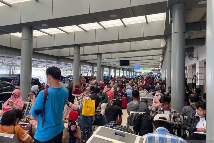 Suasana di ruang tunggu Stasiun Pasar Senen yang dipadati calon penumpang, Jakarta Pusat, Minggu (25/12/2022)  (ANTARA/Lifia Mawaddah Putri)