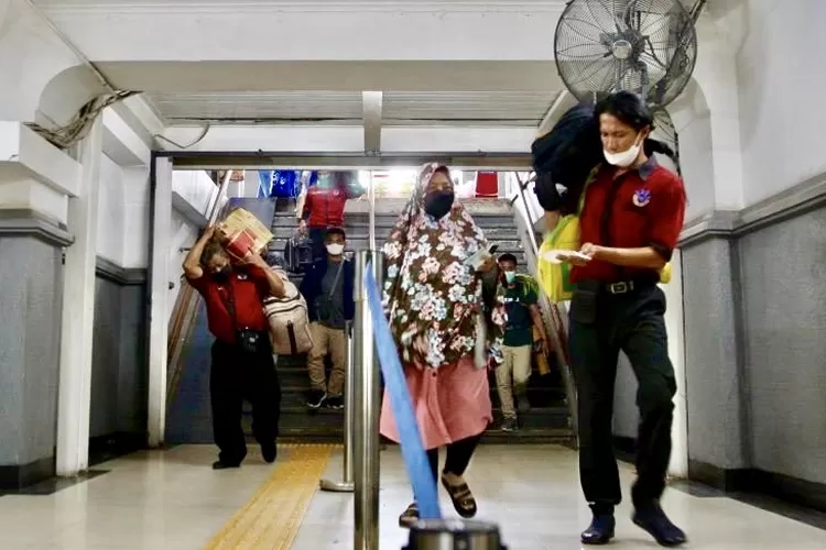 (ilustrasi) Para porter sedang melaksanakan tugasnya membantu para penumpang di Stasiun PasarSenen Jakarta - Foto: Henry Lukmanul Hakim