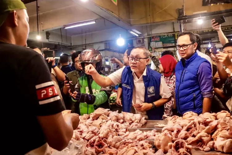Menteri Perdagangan (Mendag), Zulkifli Hasan didampingi Wali Kota Bogor, Bima Arya dan blusukan mengecek harga pangan di Kota Bogor - Foto: Humas Pemkot Bogor