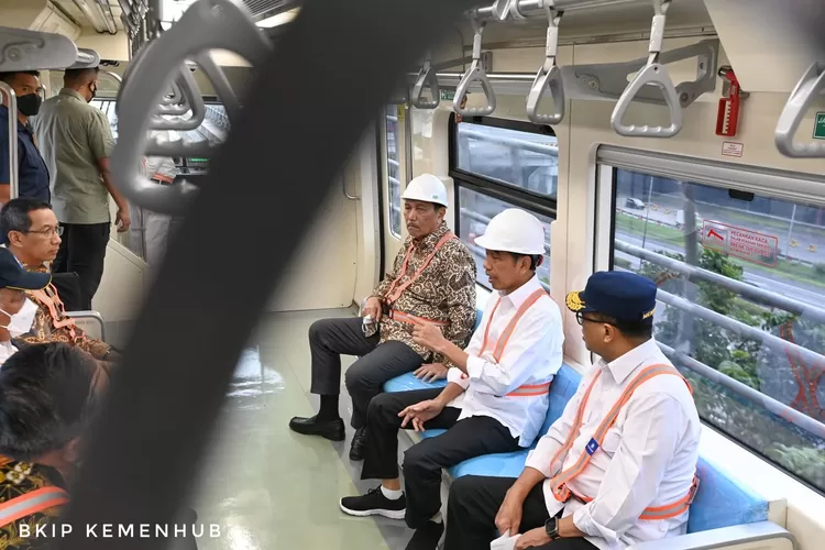 Presiden Jokowi saat tinjau dan uji coba kereta api tanpa masinis didampingi Menhub Budi Karya Sumadi