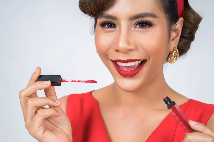 5 Rekomendasi Lip Tint Warna Merah Hasilnya Tidak Mencolok Anti Menor