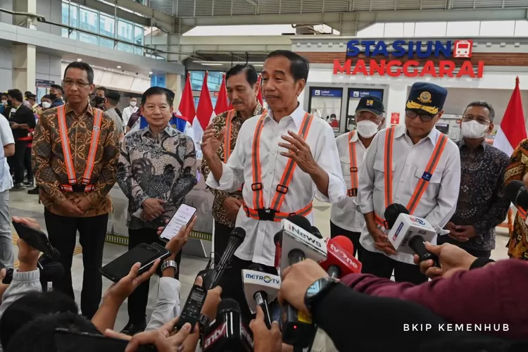 Presiden Jokowi saat menjelaskan peran penting Stasiun Manggarai yang berperan penting kala kereta api menjadi angkutan massa alternatif