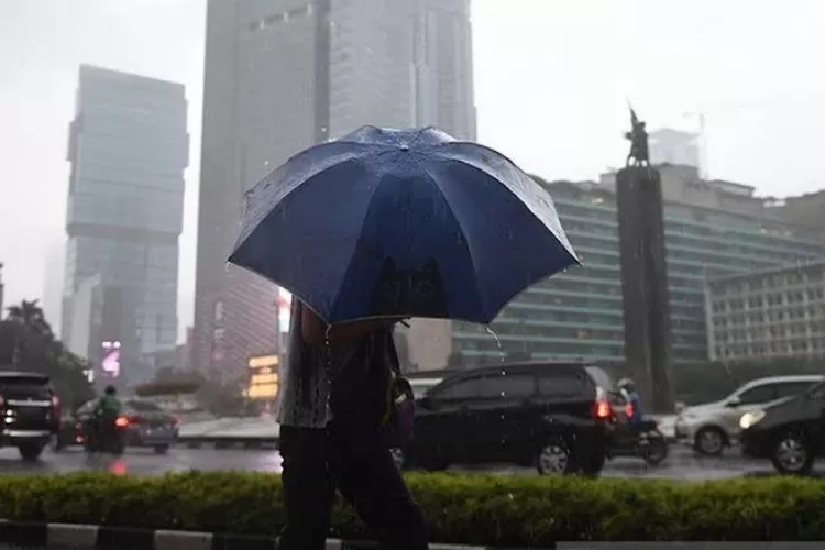 Info dari BMKG menyebutkan bahwa cuaca di Jakarta dan kota penyangga diprediksi diguyur hujan dengan intensitas ringan.