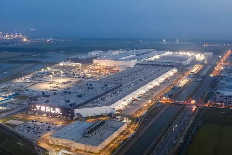 Tesla menghentikan produksi di pabriknya di Shanghai pada hari Sabtu, 24 Desember 2022. 