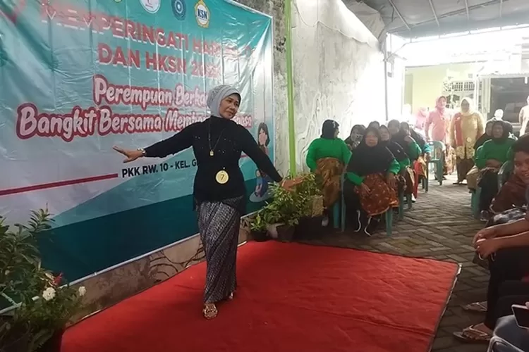 Salah seorang ibu-ibu dari warga Kelurahan Gemah mengikuti fashion show dalam rangka Hari Ibu.  (dok)