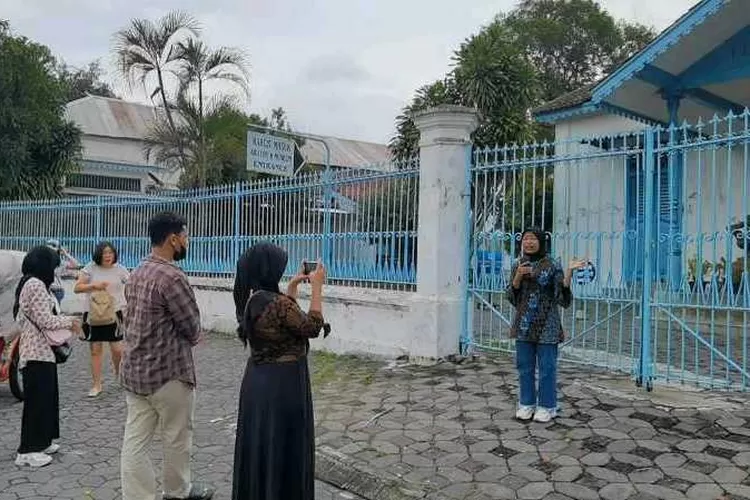 Wisatawan hanya bisa berfoto di depan Museum Keraton Surakarta yang ditutup karena konflik (Endang Kusumastuti)