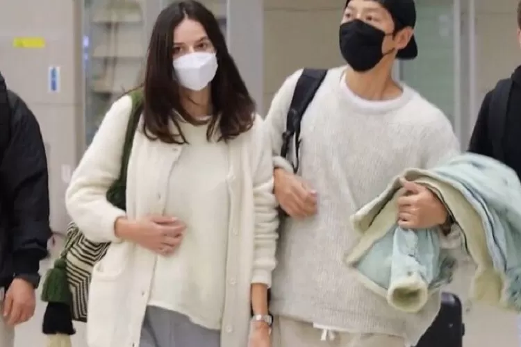 Ini Kekasih Baru Song Joong Ki, Para Fans Song Song Couple Merana