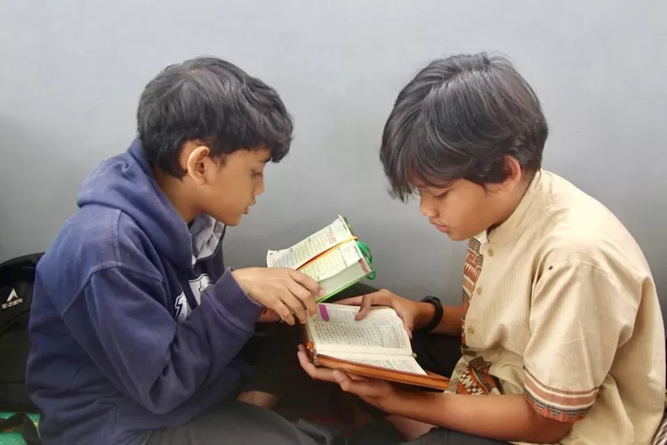 Muhammad Fadli Setyo Wibowo Kelas 7B (kanan) dan Muhammad Rafa Fauzan Kelas 7A siswa SMP Prima Cendekia Islami ketika mengikuti Quran Camp - Foto: Henry Lukmanul Hakim