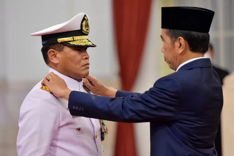 Presiden Jokowi melantik Laksamana TNI Muhammad Ali menjadi Kepala Staf Angkatan Laut (KSAL). di Istana Negara Jakarta, Rabu (28/12/2022). (Foto: Setkab)