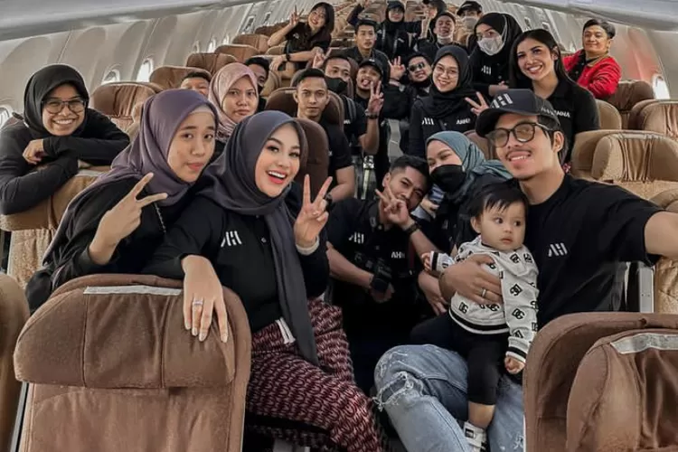 Atta Halilintar dan Aurel Hermansyah liburan ke Bali sewa pesawat beserta para kru (Instagram @attahalilintar)